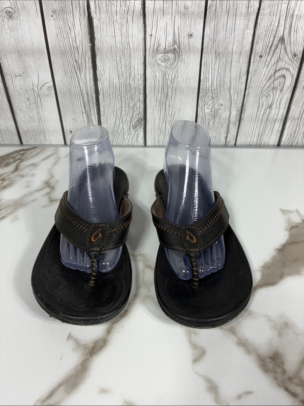 Olukai| Hiapo Men's Black Brown Leather Thong Sandals